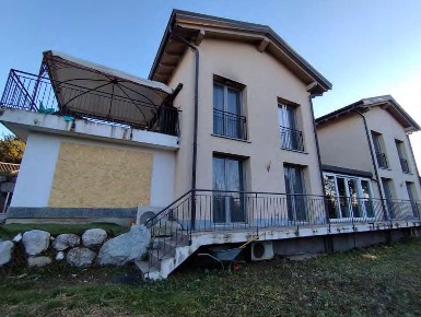 Foto Villa unifamiliare in Via Isonzo, Barasso di 240 m² con 10 locali