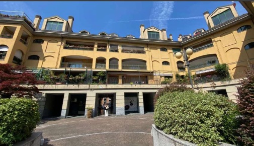 Foto Appartamento in Via Ugo Foscolo, Corsico di 166 m² con 6 locali