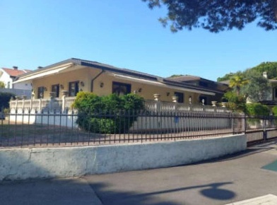 Foto Appartamento in Via G.B. Moroni, Abano Terme Centro di 188 m² all'asta