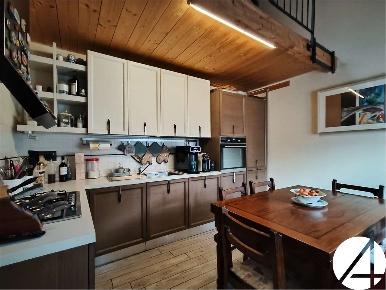 Foto Casa indipendente a Pistoia di 155 m² con 6 locali in vendita