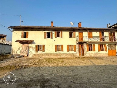 Foto Appartamento in Strada Villafranca  2, Ferrere di 260 m² con 9 locali