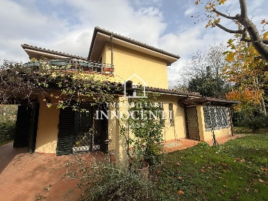 Foto Casa indipendente a Massa Romagnano di 150 m² con 5 locali in vendita