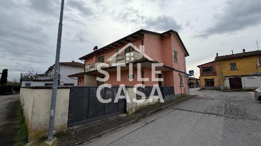 Foto Casa indipendente a Fucecchio di 150 m² con 8 locali in vendita