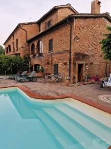 Foto Casale a Siena Cerchiaia - Coroncina di 201 m² con 9 locali in vendita