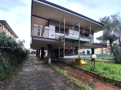 Foto Villa unifamiliare a Capannori Lammari - Lunata di 250 m² con 9 locali