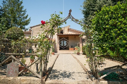Foto Villa unifamiliare a San Gimignano Centro di 320 m² con 8 locali