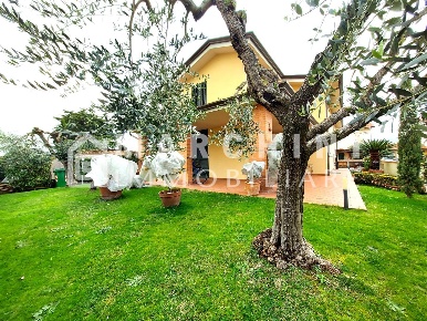 Foto Villa unifamiliare a Lucca Santissima Annunziata di 250 m² in vendita