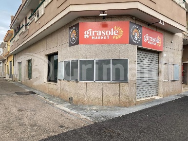 Foto Locale commerciale in Via Torino 12, Tuglie di 155 m² con 3 locali