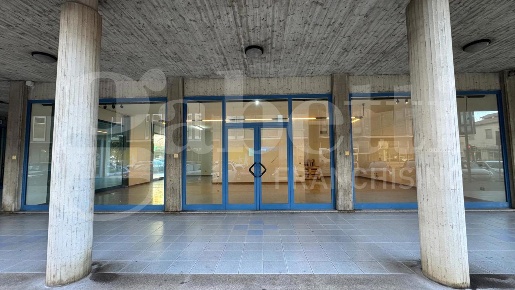 Foto Negozio in Via Matteotti 1, Giulianova Centro di 116 m² con 1 locali