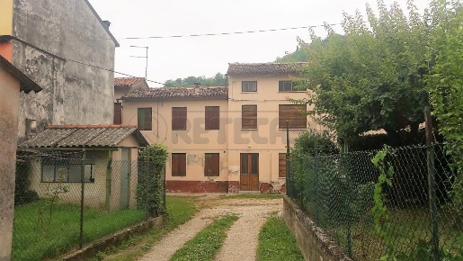 Foto Villa bifamiliare in via fontanelle 13, Montecchio Maggiore di 300 m²