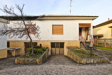 Foto Villa bifamiliare in Via Volta 35, Ceriano Laghetto Centro di 158 m²