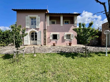 Foto Villa unifamiliare a Collesalvetti di 142 m² con 3 locali in vendita