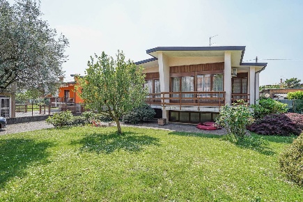 Foto Villa unifamiliare in VIALE DEI PIOPPI 9, Calusco d'Adda di 140 m²