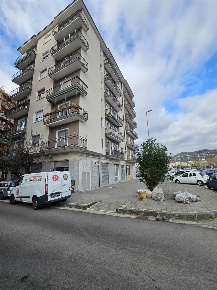 Foto Negozio in via Ciro D'amico, Salerno Mercatello - Mariconda di 130 m²