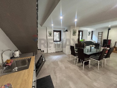 Foto Casa indipendente in Piazza XI Febbraio, Orino di 266 m² con 4 locali