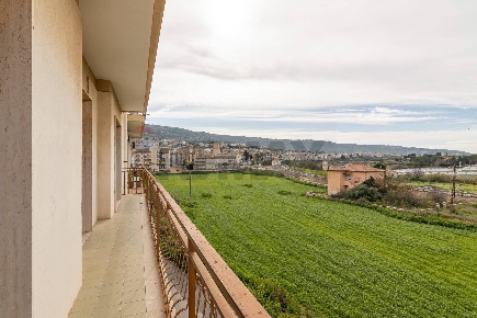 Foto Appartamento in via Righi 4, Comiso Centro di 150 m² con 7 locali