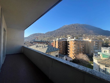 Foto Appartamento in Via Pio Rajna, Sondrio Centro di 113 m² con 6 locali