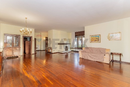 Foto Villa singola in via monte rosa, Parabiago Centro di 320 m² in vendita