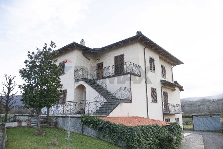 Foto Villa bifamiliare in VIA ARETINA, Poppi di 130 m² con 7 locali