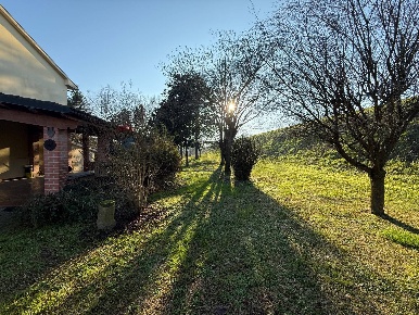 Foto Casa indipendente a Mezzanino di 375 m² con 7 locali in vendita