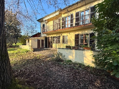 Foto Casa indipendente a Mezzanino di 375 m² con 7 locali in vendita