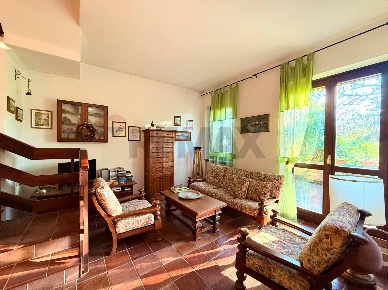 Foto Casa indipendente a Mezzanino di 375 m² con 7 locali in vendita