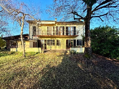 Foto Casa indipendente a Mezzanino di 375 m² con 7 locali in vendita
