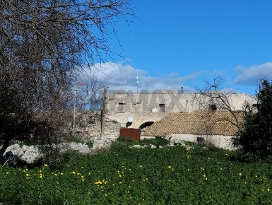 Foto Rustico in C.da Commaldo Superiore, Rosolini San Vito di 1000 m²