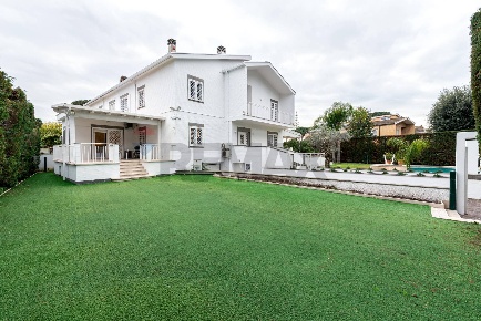 Foto Villa unifamiliare in via Tucidide 7, Roma Casal Palocco di 420 m²