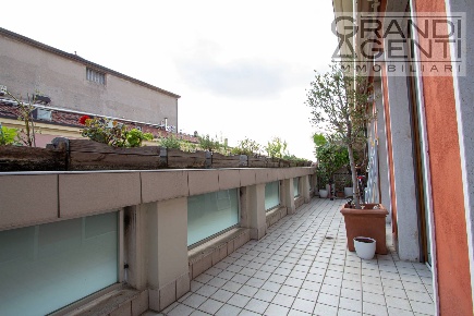 Foto Appartamento in via Cattaneo, Verona di 130 m² con 4 locali in vendita