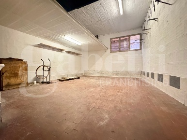 Foto Box in Via Pasubio 76, Bologna Saffi di 28 m² con 1 locali in vendita