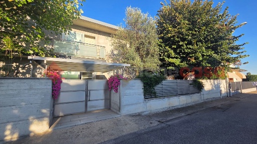 Foto Villa singola in F.lli Olgiati, Dairago di 293 m² con 4 locali