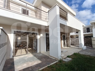 Foto Villa bifamiliare in Via delle Viole 39, Anzio di 100 m² con 4 locali