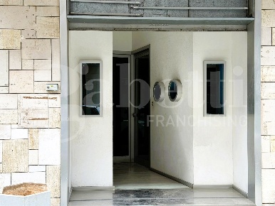 Foto Negozio in Via Oberdan 99, Lecce Mazzini di 105 m² con 3 locali
