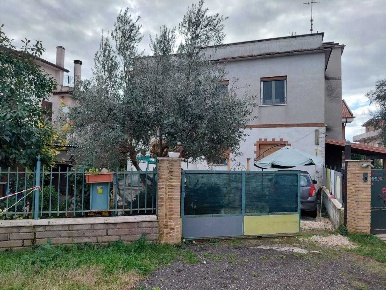 Foto Appartamento in Via Crispi, Guidonia Montecelio Villanova di 83 m²