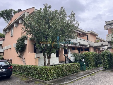 Foto Villa a schiera in Via Gioacchino Rossini 14, Massa di 101 m²