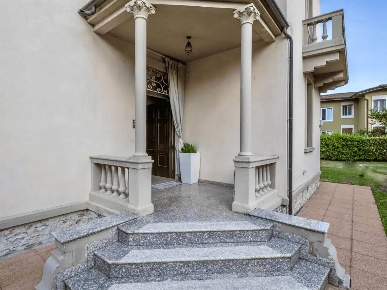 Foto Villa unifamiliare a Salò Centro di 412 m² con 8 locali in vendita