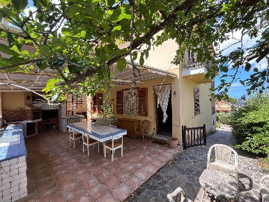 Foto Villa unifamiliare a Casteldaccia di 300 m² con 5 locali in affitto