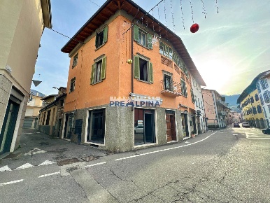Foto Casa indipendente in Piazza Libertà, Leffe di 160 m² con 6 locali