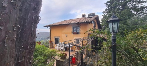 Foto Casa indipendente in San Fortunato, Assisi di 404 m² con 11 locali