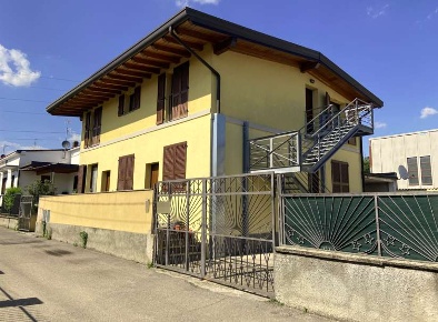 Foto Appartamento in Via Manzoni, Macherio di 163 m² con 8 locali all'asta