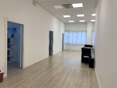 Foto Ufficio a Ancona di 200 m² con 6 locali in affitto