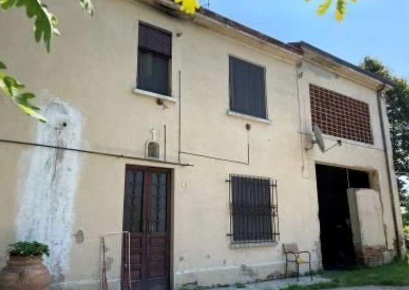 Foto Case indipendenti in Via Argine Secchia Sud, Quistello di 232 m²