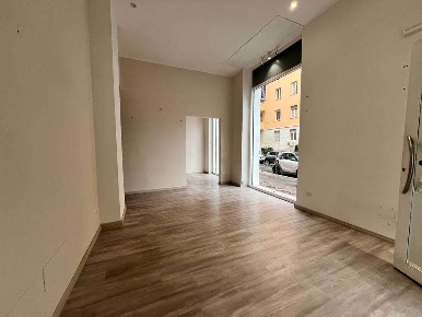 Foto Negozio in Via Lucrino 39, Roma Africano - Villa Chigi di 55 m²