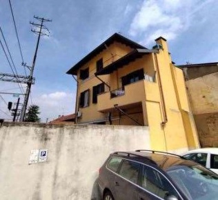 Foto Appartamento in Via Curtatone, Legnano di 96 m² con 5 locali all'asta