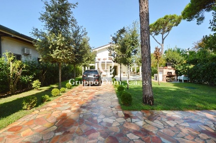 Foto Villa unifamiliare a Forte dei Marmi Centro di 200 m² con 7 locali