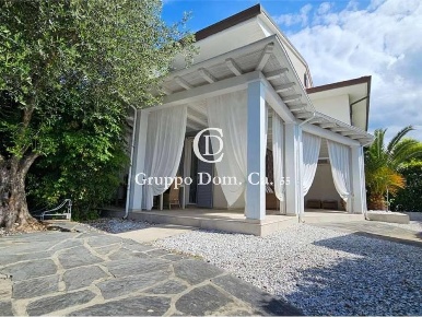 Foto Villa bifamiliare a Forte dei Marmi Centro di 150 m² con 6 locali