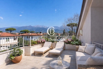 Foto Villa bifamiliare a Forte dei Marmi Centro di 181 m² con 7 locali