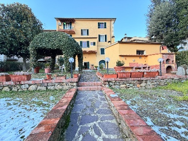 Foto Villa unifamiliare a Chianni Centro di 470 m² con 19 locali in vendita