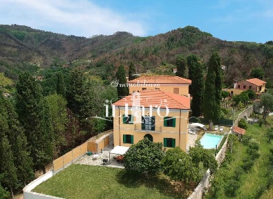 Foto Villa unifamiliare a Massarosa Massarosa Paese di 550 m² con 15 locali